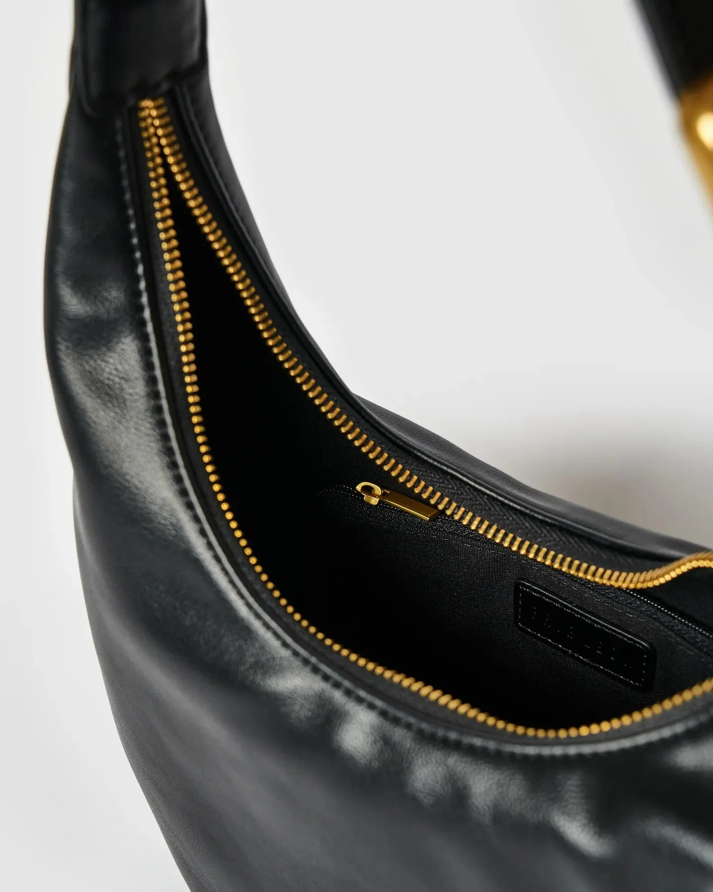 EVERYDAY CROISSANT BAG - BLACK